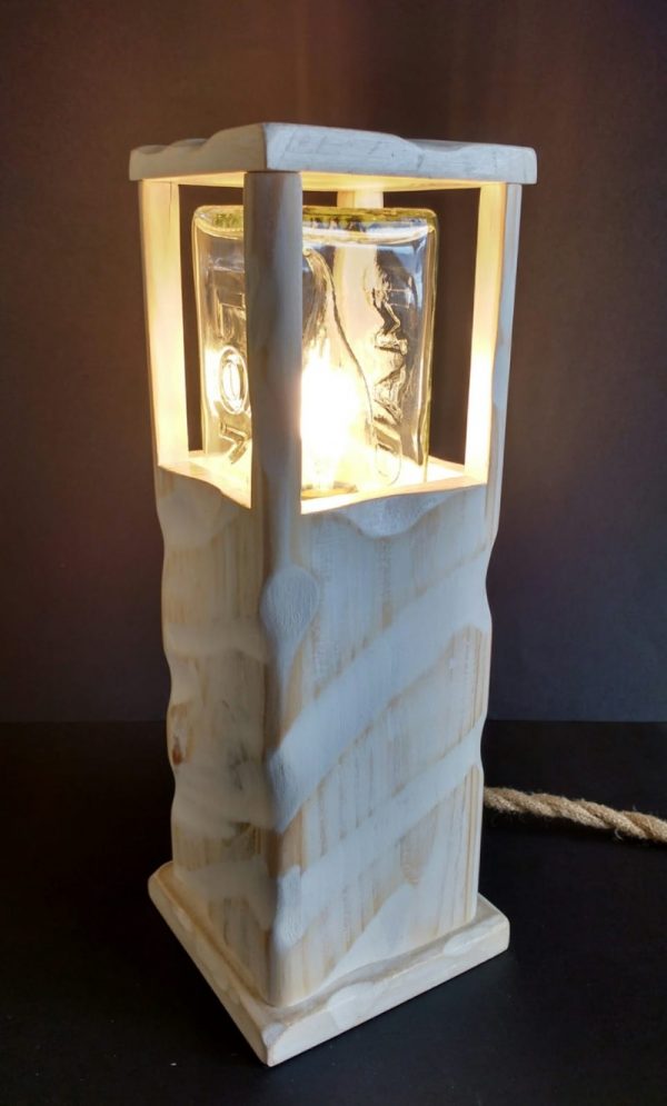 Lámpara blanca de madera reciclada de palet