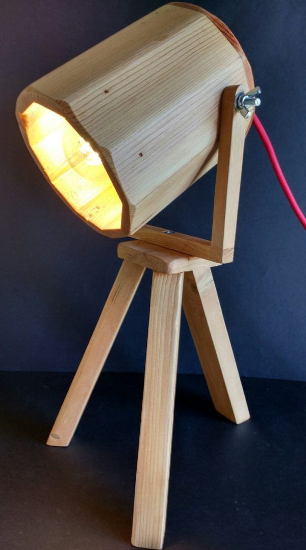 Lámpara foco de madera reciclada de palet