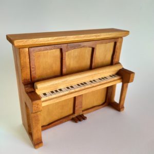 piano en miniatura de madera reciclada